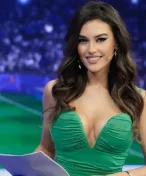 Jak se máme soustředit na fotbal? Albánská moderátorka zase ohromila