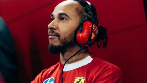 Vánoce, nebo omluva? Ve Ferrari naděloval Lewis Hamilton. Za vlastní peníze