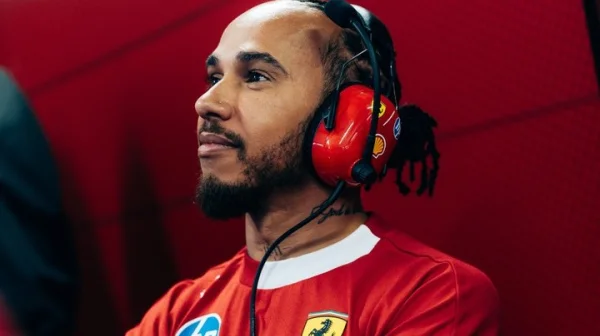 Vánoce, nebo omluva? Ve Ferrari naděloval Lewis Hamilton. Za vlastní peníze