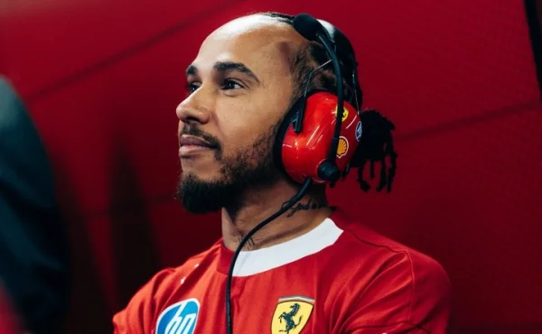 Vánoce, nebo omluva? Ve Ferrari naděloval Lewis Hamilton. Za vlastní peníze