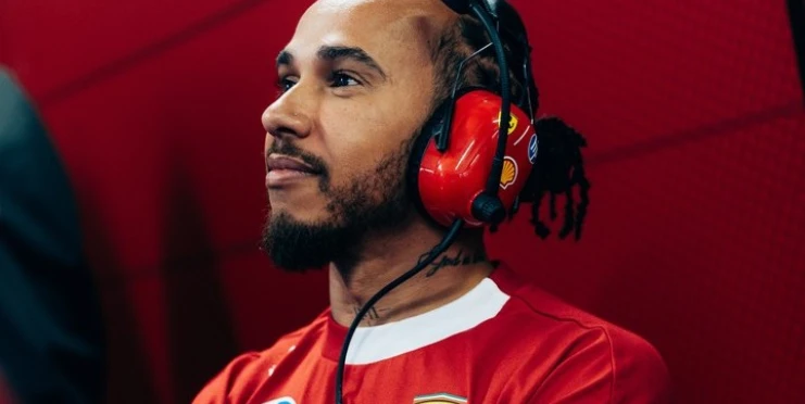 Vánoce, nebo omluva? Ve Ferrari naděloval Lewis Hamilton. Za vlastní peníze