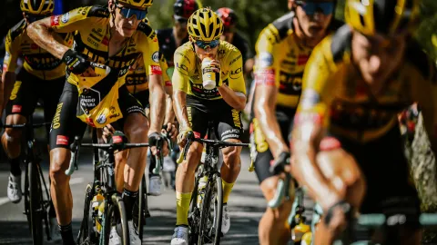 Giro řeší bizarní problém. Cyklisté dostali zákaz močit do bidonů a házet je fanouškům