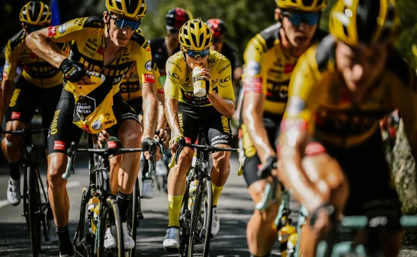 Giro řeší bizarní problém. Cyklisté dostali zákaz močit do bidonů a házet je fanouškům