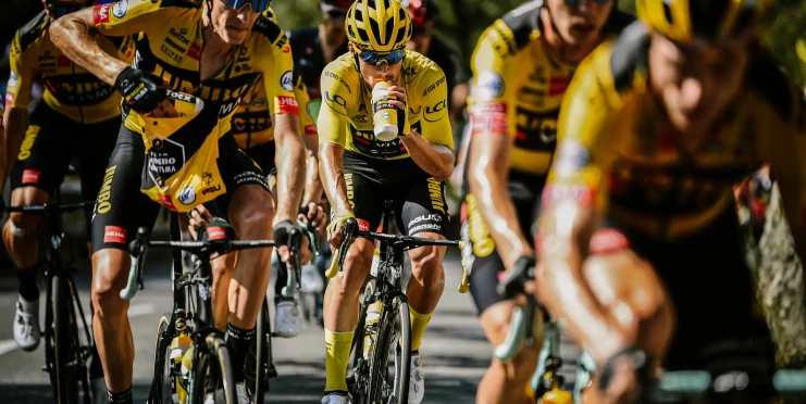 Giro řeší bizarní problém. Cyklisté dostali zákaz močit do bidonů a házet je fanouškům