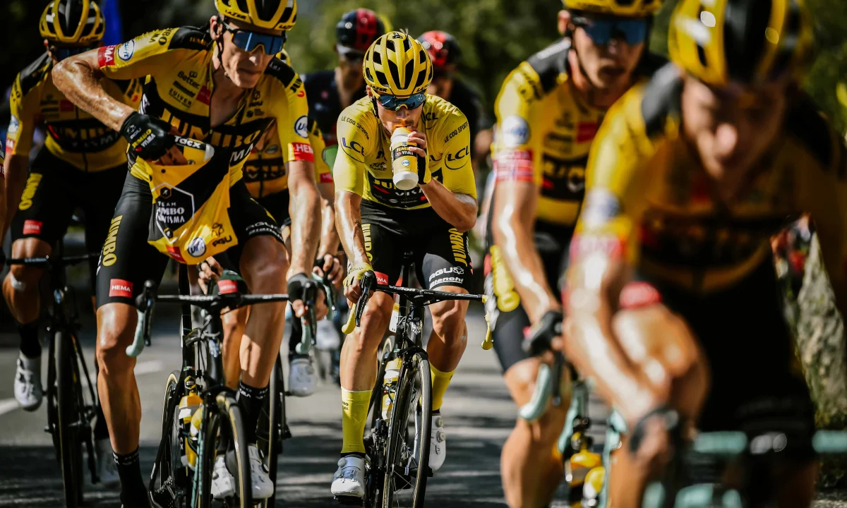 Giro řeší bizarní problém. Cyklisté dostali zákaz močit do bidonů a házet je fanouškům