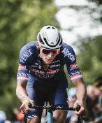 Jak zastavit Van der Poela? V Belgii to na cyklokrosu zkusili dýmem z cigarety