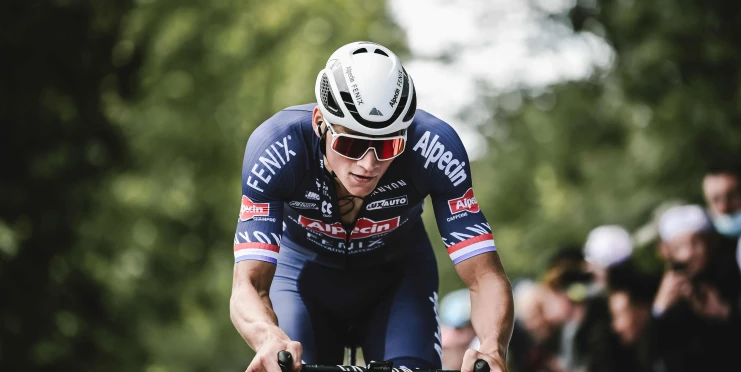 Jak zastavit Van der Poela? V Belgii to na cyklokrosu zkusili dýmem z cigarety