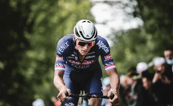 Jak zastavit Van der Poela? V Belgii to na cyklokrosu zkusili dýmem z cigarety