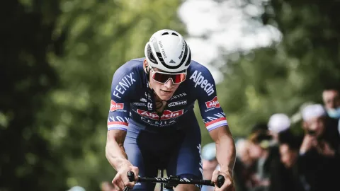 Jak zastavit Van der Poela? V Belgii to na cyklokrosu zkusili dýmem z cigarety