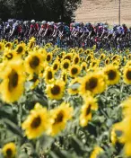 Pořadatelé Tour de France ochlazují silnice vodou, ekologové se bouří