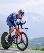 Jízda na červenou a pokuta 100 eur pro každého. Ve Španělsku si došlápli na cyklisty