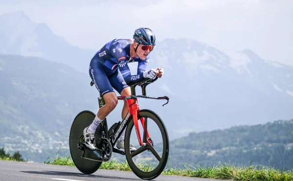 Jízda na červenou a pokuta 100 eur pro každého. Ve Španělsku si došlápli na cyklisty