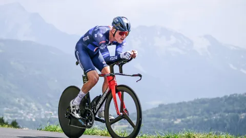 Jízda na červenou a pokuta 100 eur pro každého. Ve Španělsku si došlápli na cyklisty