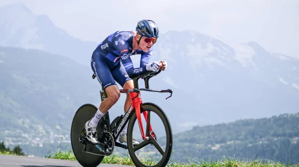 Jízda na červenou a pokuta 100 eur pro každého. Ve Španělsku si došlápli na cyklisty