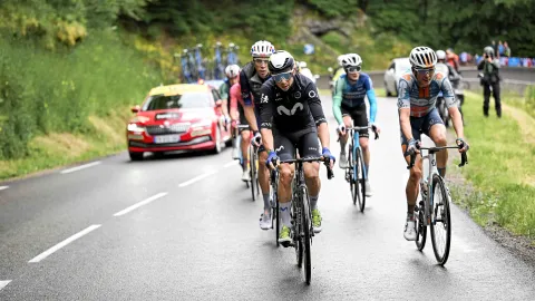 Nejbizarnějším úrazem roku 2025 se stává... šálek čaje v podání italského cyklisty!