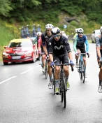 Nejbizarnějším úrazem roku 2025 se stává... šálek čaje v podání italského cyklisty!