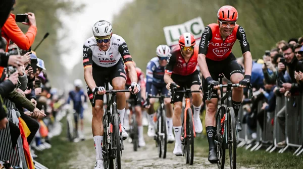 Paříž-Roubaix má problém. Fanoušci kradou dlažební kostky, organizátoři se bojí o Pogačara