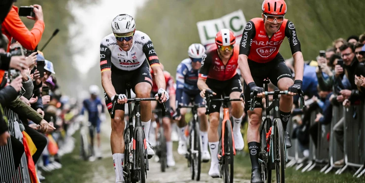 Paříž-Roubaix má problém. Fanoušci kradou dlažební kostky, organizátoři se bojí o Pogačara