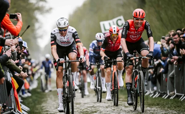 Paříž-Roubaix má problém. Fanoušci kradou dlažební kostky, organizátoři se bojí o Pogačara