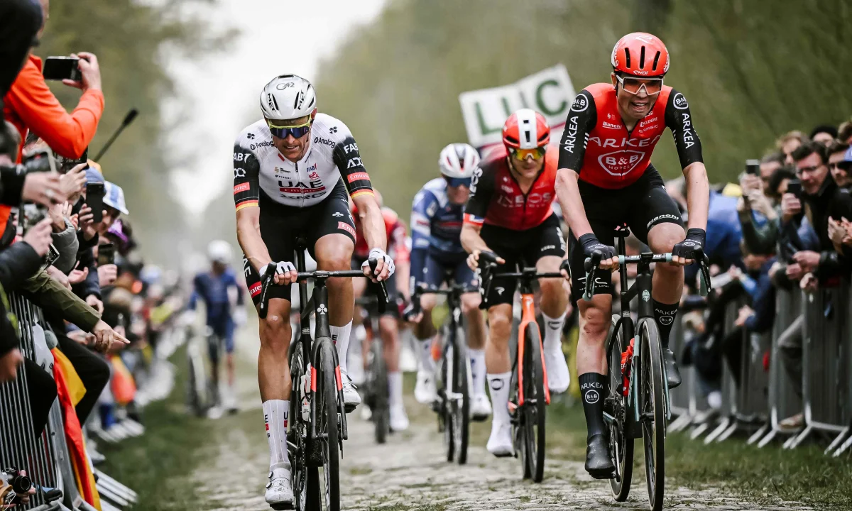 Paříž-Roubaix má problém. Fanoušci kradou dlažební kostky, organizátoři se bojí o Pogačara