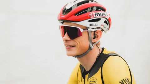 Vingegaard měl na tréninku pád. Zřejmě se snažil setřást dotěrného fanouška