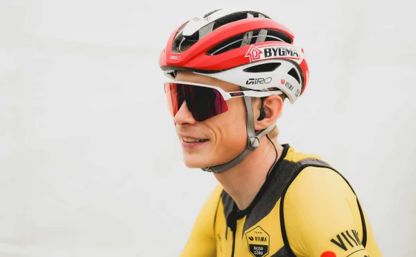 Vingegaard měl na tréninku pád. Zřejmě se snažil setřást dotěrného fanouška