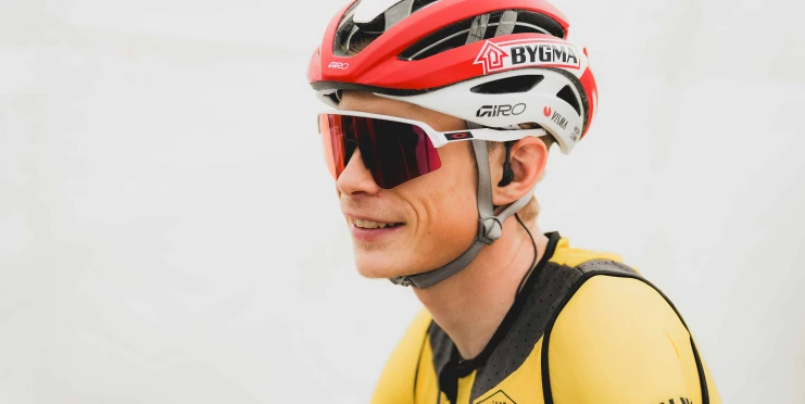 Vingegaard měl na tréninku pád. Zřejmě se snažil setřást dotěrného fanouška