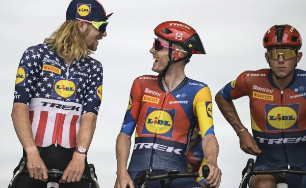 Ukradl Pogačarovi show! Simmons po dojezdu Tour požádal přítelkyni o ruku