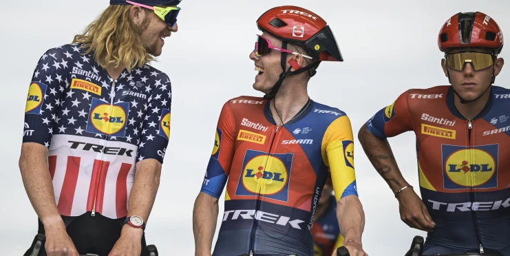 Ukradl Pogačarovi show! Simmons po dojezdu Tour požádal přítelkyni o ruku