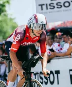 Skončili na Giru kvůli kravskému hnoji? Cyklistický tým připouští bizarní nákazu