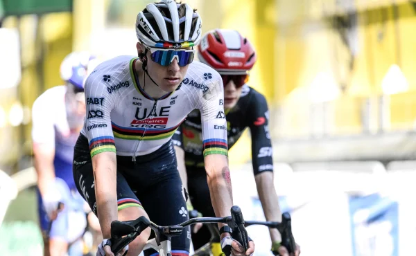 Kde je Pogi? Africký malíř hledá Tadeje Pogačara, výzvu sdílí lidé po celém světě