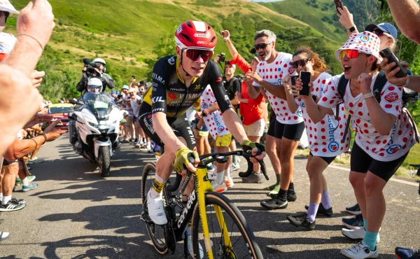 Vingegaard nesetřásl Pogačara, po dojezdu na Mont Ventoux ho navíc srazil fotograf