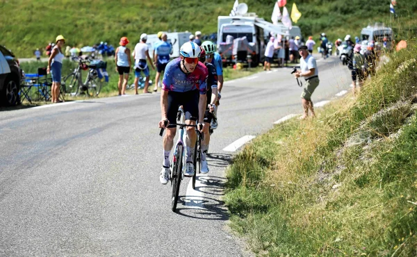 Toaleta! Toaleta! Cyklista se omlouvá fanouškovi za to, v jakém stavu zanechal jeho obytňák