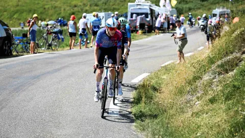 Toaleta! Toaleta! Cyklista se omlouvá fanouškovi za to, v jakém stavu zanechal jeho obytňák