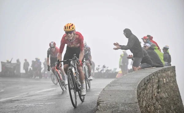 Stoupání na Mont Ventoux si vybralo drsnou daň. Johannessen skončil po kolapsu na kyslíku