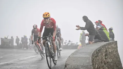 Stoupání na Mont Ventoux si vybralo drsnou daň. Johannessen skončil po kolapsu na kyslíku