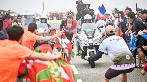 Pokutovat týmové vozidlo za sražení fanouška nedává smysl, zlobí se Vingegaardův šéf