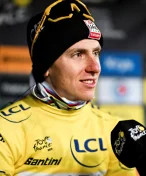 Za Pogačarovo zraněné koleno na Tour mohla Visma. Srazil se s jejím týmovým autem