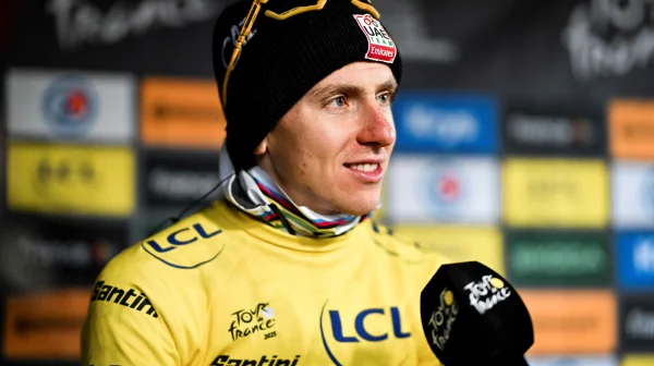 Za Pogačarovo zraněné koleno na Tour mohla Visma. Srazil se s jejím týmovým autem