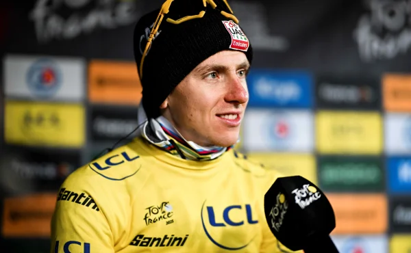 Za Pogačarovo zraněné koleno na Tour mohla Visma. Srazil se s jejím týmovým autem