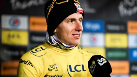 Za Pogačarovo zraněné koleno na Tour mohla Visma. Srazil se s jejím týmovým autem