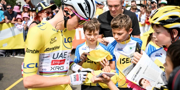 Pogačar dostává na tréninky bodyguarda na motorce. Kvůli incidentům s fanoušky