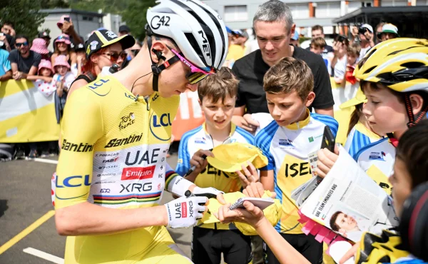 Pogačar dostává na tréninky bodyguarda na motorce. Kvůli incidentům s fanoušky