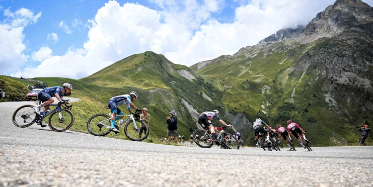 Proč pijí cyklisté na Tour de France višňový džus? Zlepšuje regeneraci, výkon i spánek