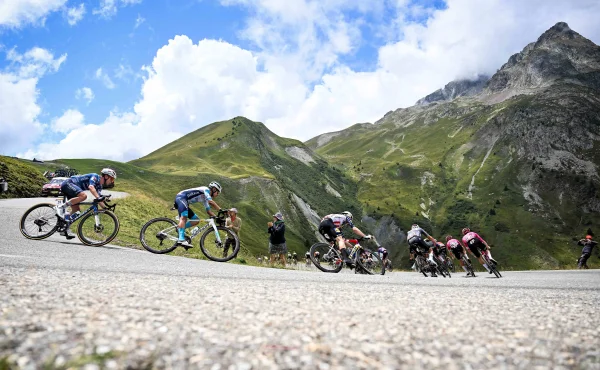 Proč pijí cyklisté na Tour de France višňový džus? Zlepšuje regeneraci, výkon i spánek