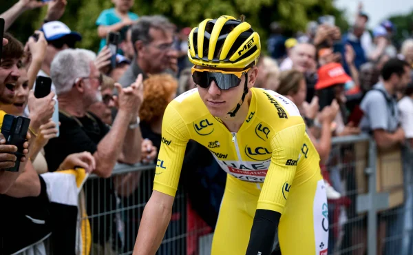 Nedal selfie dostatečně rychle. A tak Pogačar viděl prostředníček a vyslechl si nadávky