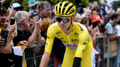 Pogačar jezdí v přestrojení. Kvůli dotěrným fanouškům začal trénovat v novém dresu