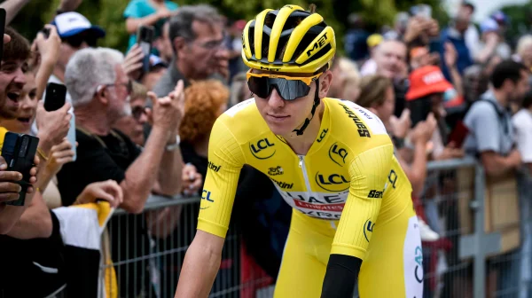 Pogačar jezdí v přestrojení. Kvůli dotěrným fanouškům začal trénovat v novém dresu