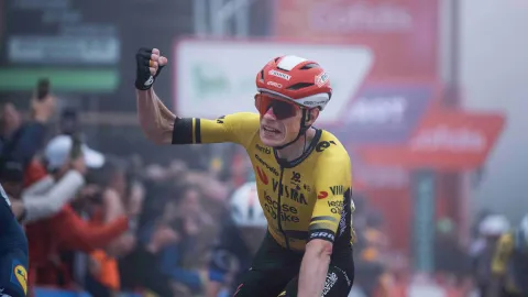Jonas Vingegaard předvedl novou zbraň a oblékl červený dres pro lídra Vuelty