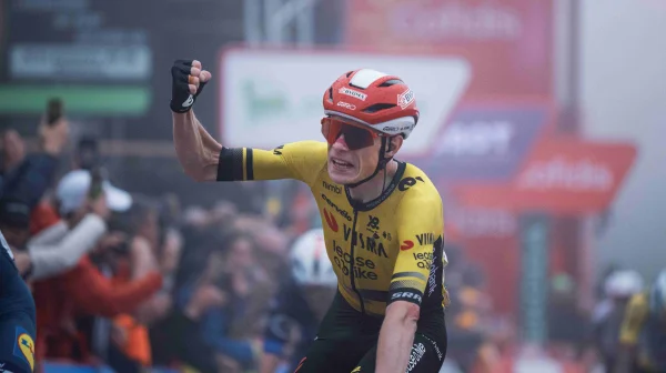 Jonas Vingegaard předvedl novou zbraň a oblékl červený dres pro lídra Vuelty